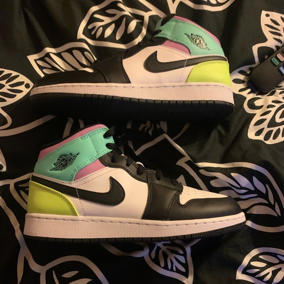 Jordan 1 mid “volt” - Picture 3 of 5